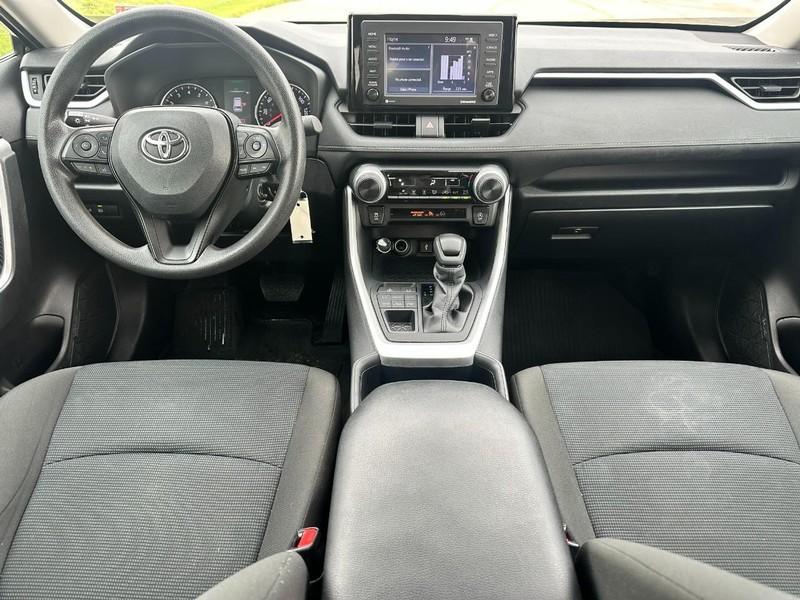 Toyota RAV4 Vehicle Full-screen Gallery Image 11