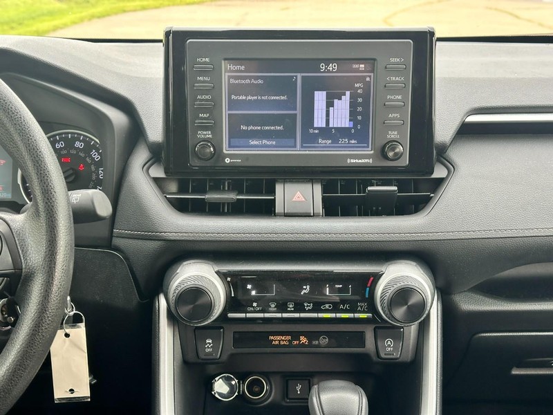 Toyota RAV4 Vehicle Full-screen Gallery Image 13