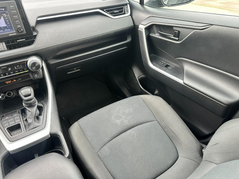 Toyota RAV4 Vehicle Full-screen Gallery Image 15