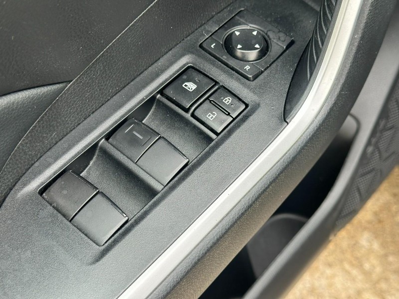 Toyota RAV4 Vehicle Full-screen Gallery Image 16