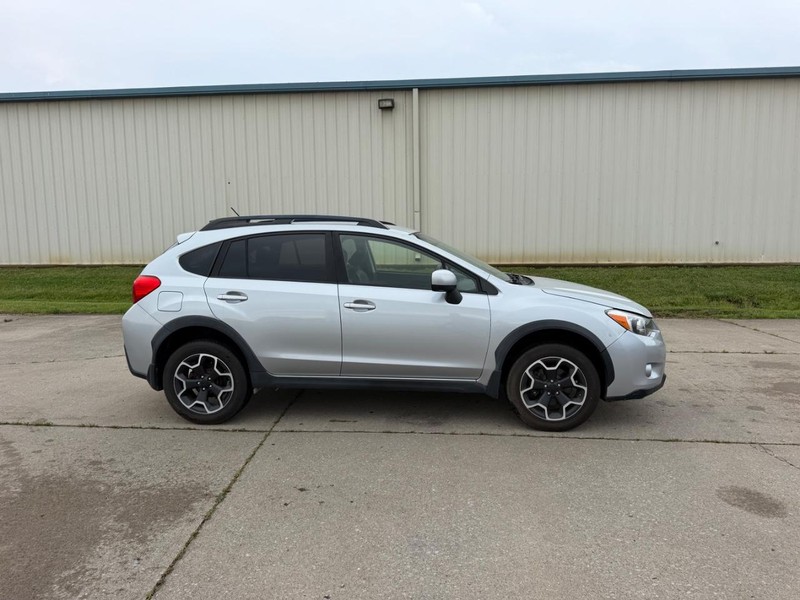 Subaru XV Crosstrek Vehicle Full-screen Gallery Image 2