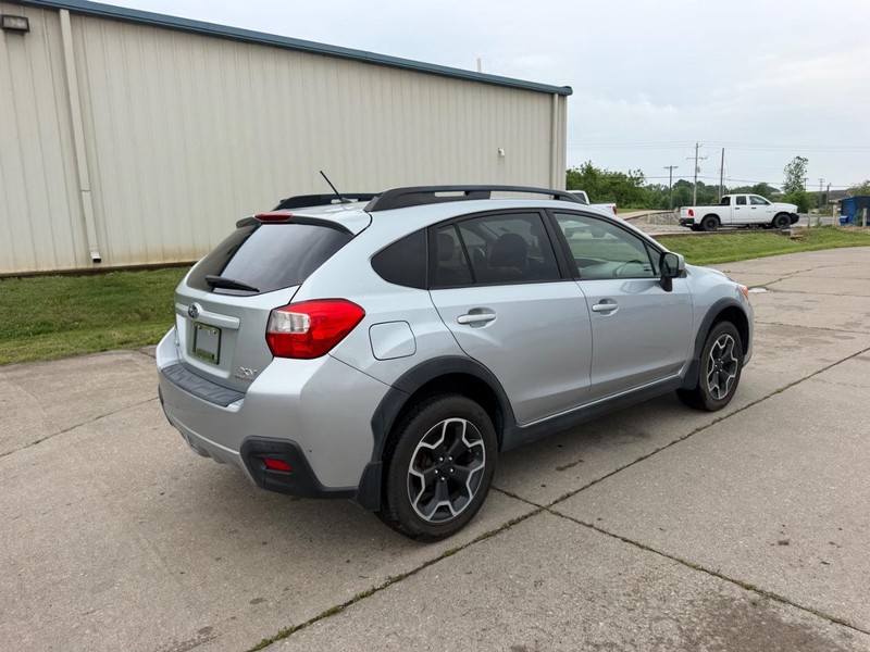 Subaru XV Crosstrek Vehicle Full-screen Gallery Image 3