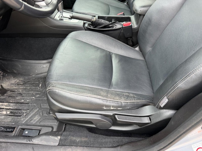 Subaru XV Crosstrek Vehicle Full-screen Gallery Image 16