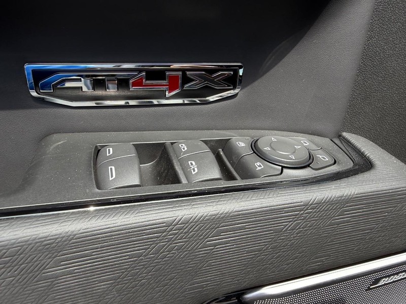 GMC Sierra 1500 Vehicle Full-screen Gallery Image 17