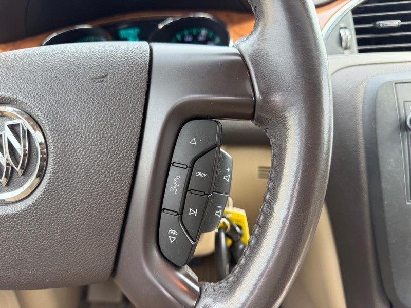 Buick Enclave Vehicle Full-screen Gallery Image 16