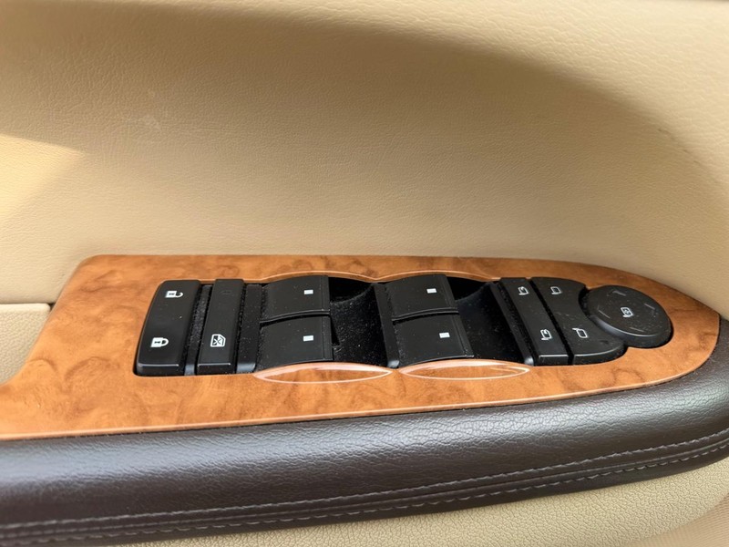 Buick Enclave Vehicle Full-screen Gallery Image 21