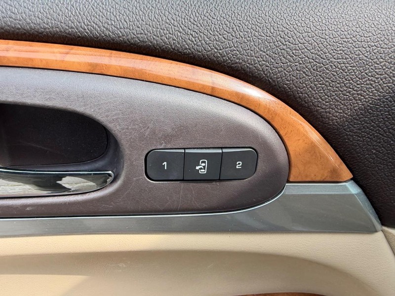 Buick Enclave Vehicle Full-screen Gallery Image 22