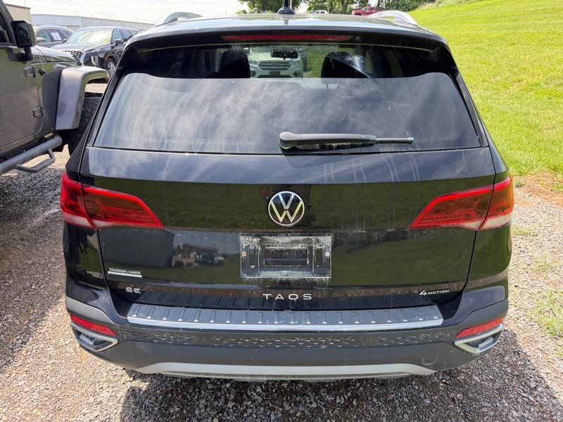 Volkswagen Taos Vehicle Full-screen Gallery Image 3