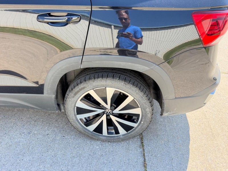 Volkswagen Taos Vehicle Full-screen Gallery Image 6