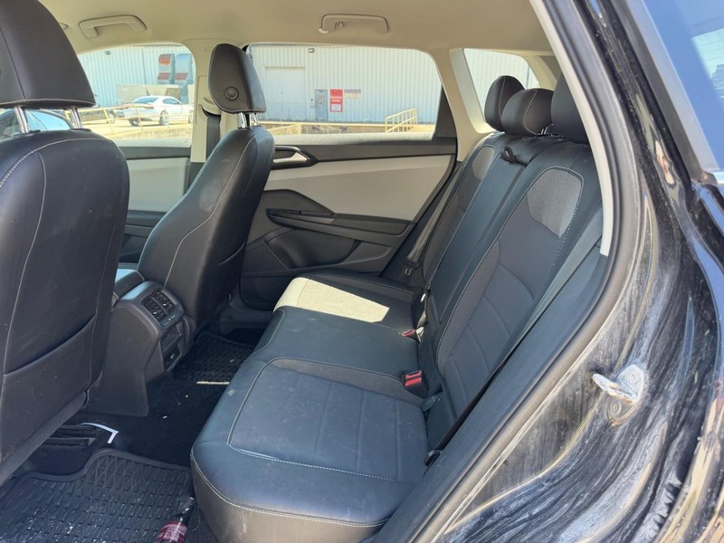 Volkswagen Taos Vehicle Full-screen Gallery Image 7