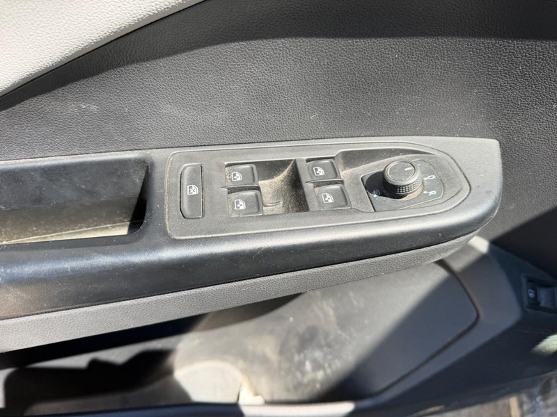 Volkswagen Taos Vehicle Full-screen Gallery Image 16