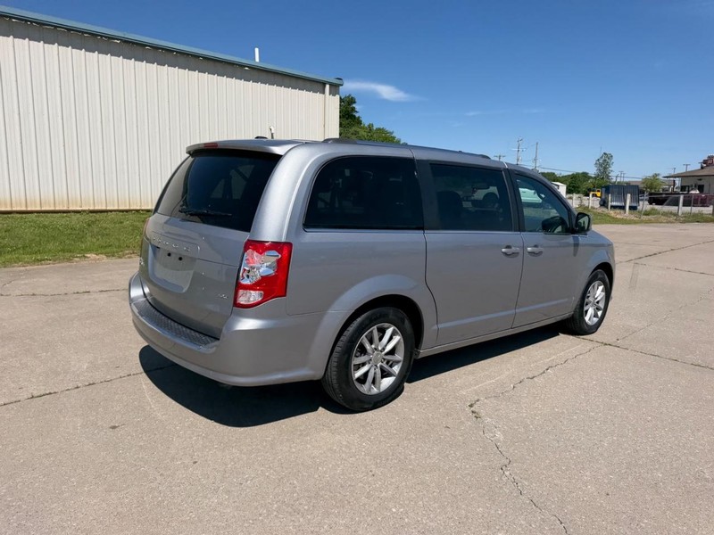 Dodge Grand Caravan Vehicle Full-screen Gallery Image 3