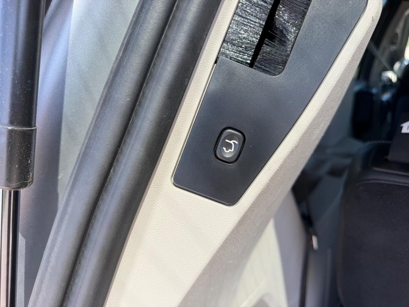 Dodge Grand Caravan Vehicle Full-screen Gallery Image 6