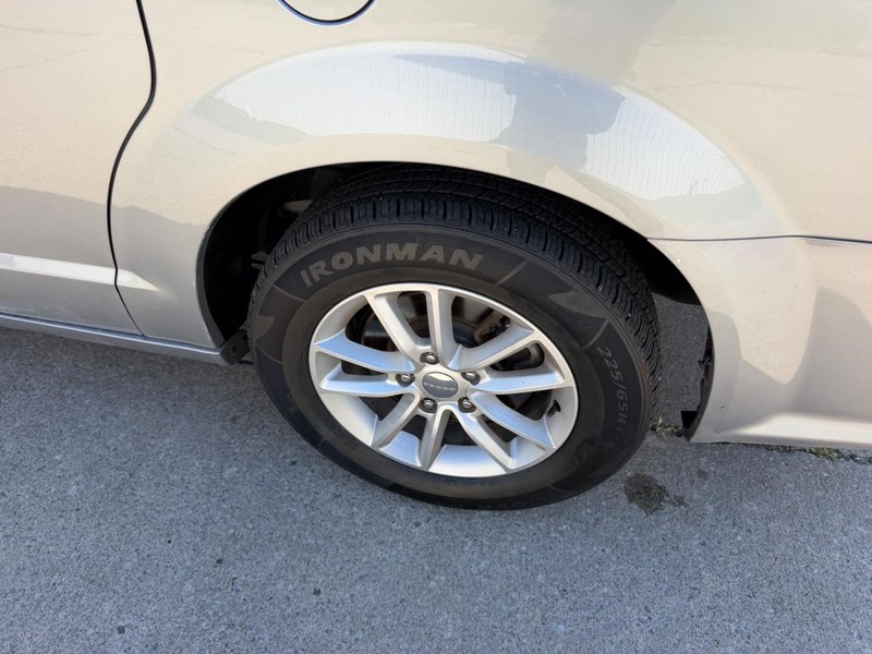 Dodge Grand Caravan Vehicle Full-screen Gallery Image 7