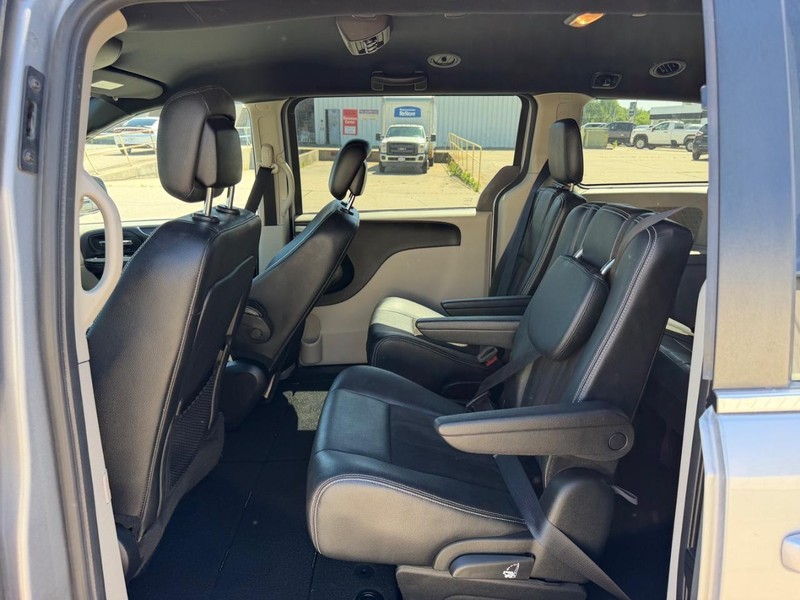 Dodge Grand Caravan Vehicle Full-screen Gallery Image 9