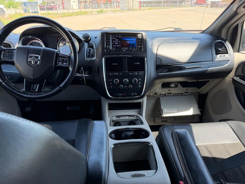 Dodge Grand Caravan Vehicle Full-screen Gallery Image 11