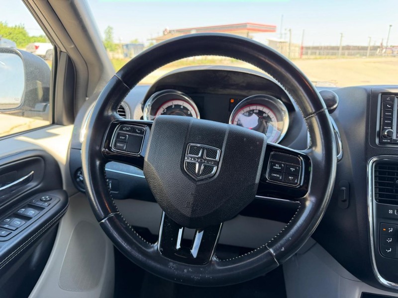 Dodge Grand Caravan Vehicle Full-screen Gallery Image 12