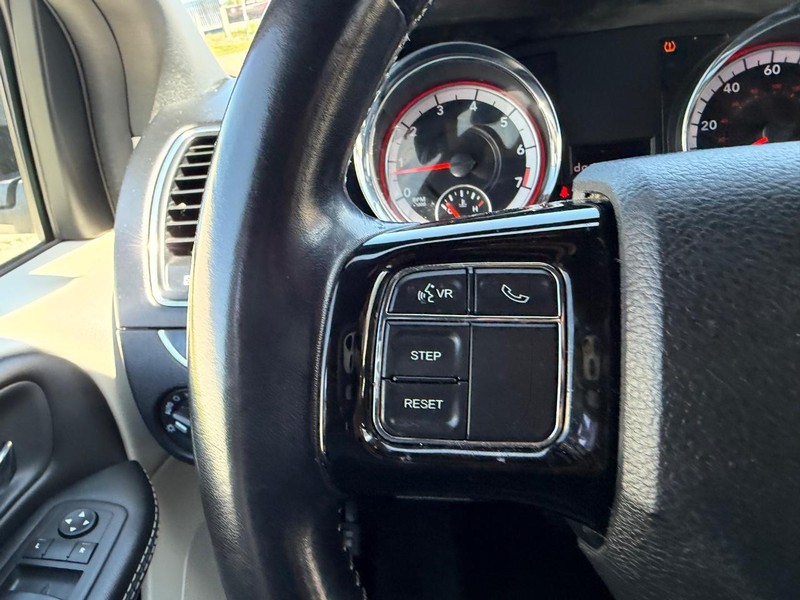 Dodge Grand Caravan Vehicle Full-screen Gallery Image 13