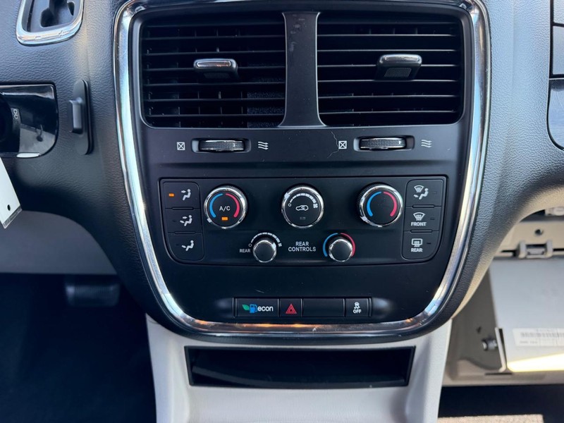 Dodge Grand Caravan Vehicle Full-screen Gallery Image 16
