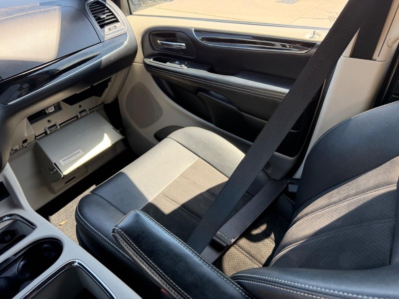 Dodge Grand Caravan Vehicle Full-screen Gallery Image 18