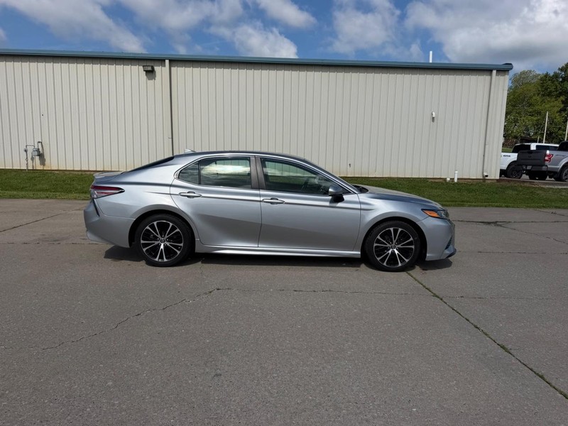 Toyota Camry Vehicle Full-screen Gallery Image 2