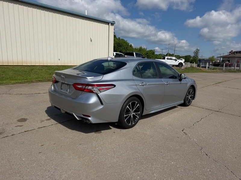 Toyota Camry Vehicle Full-screen Gallery Image 3