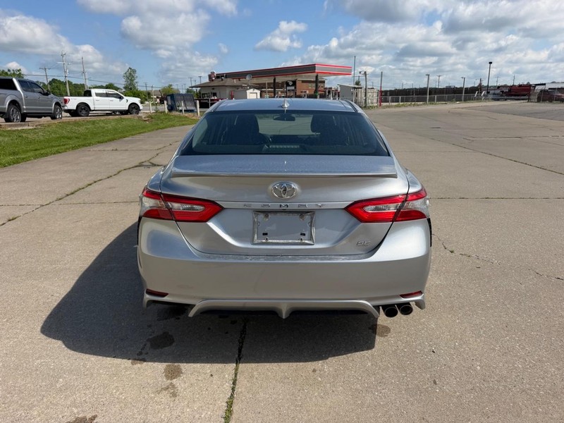 Toyota Camry Vehicle Full-screen Gallery Image 4