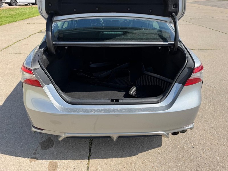 Toyota Camry Vehicle Full-screen Gallery Image 5