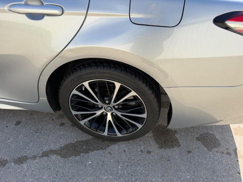 Toyota Camry Vehicle Full-screen Gallery Image 6