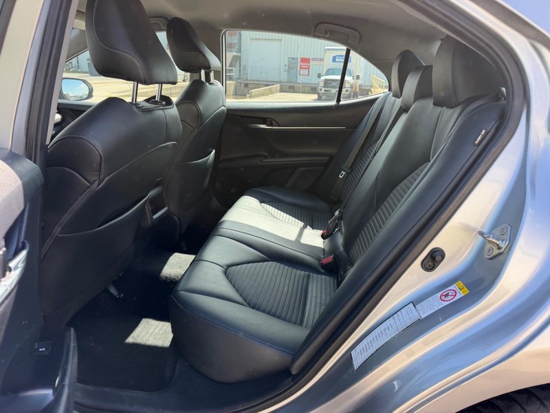 Toyota Camry Vehicle Full-screen Gallery Image 7