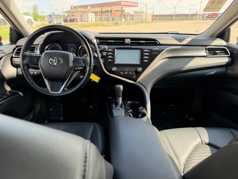 Toyota Camry Vehicle Full-screen Gallery Image 8