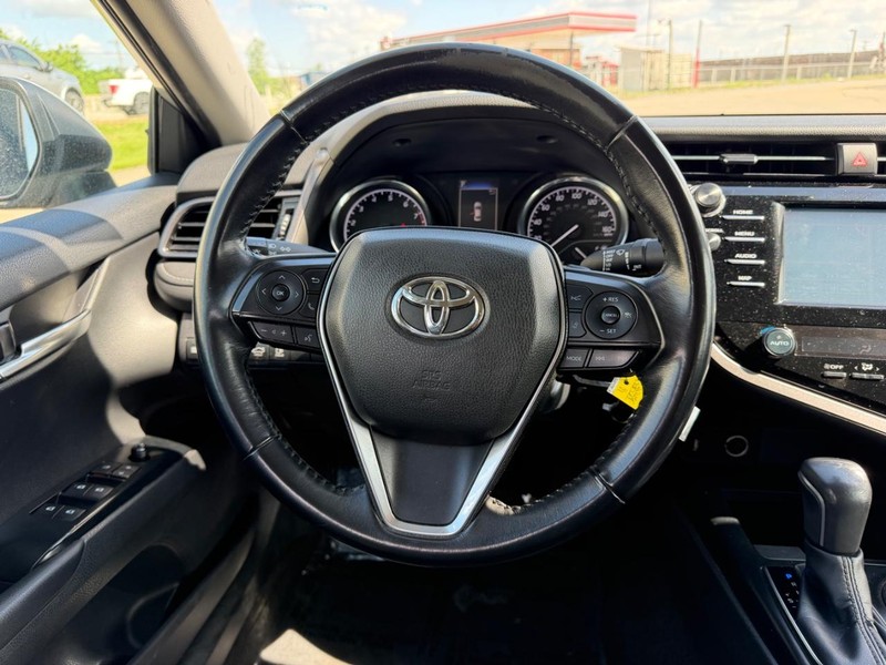 Toyota Camry Vehicle Full-screen Gallery Image 9
