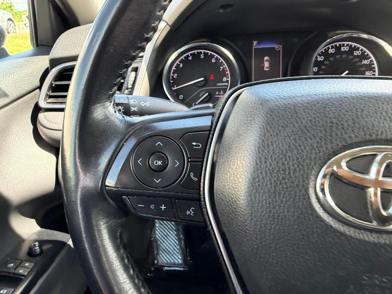 Toyota Camry Vehicle Full-screen Gallery Image 10