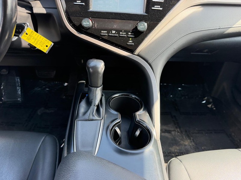 Toyota Camry Vehicle Full-screen Gallery Image 14