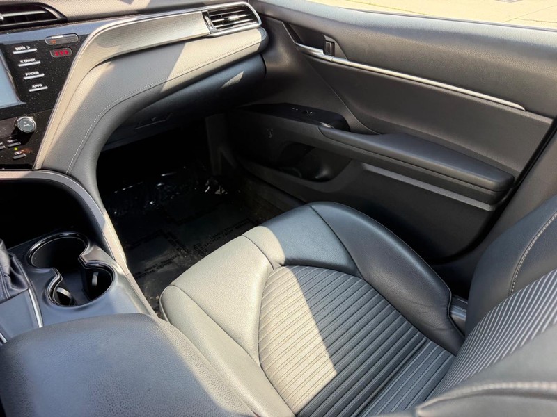 Toyota Camry Vehicle Full-screen Gallery Image 15