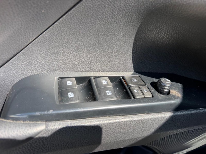 Toyota Camry Vehicle Full-screen Gallery Image 16