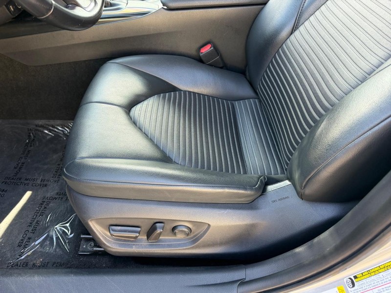 Toyota Camry Vehicle Full-screen Gallery Image 17