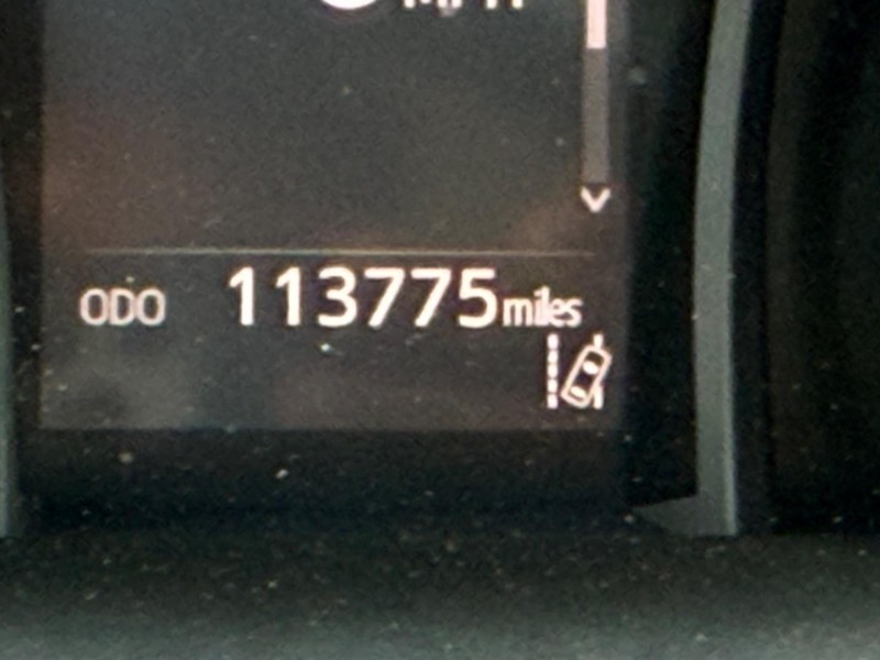 Toyota Camry Vehicle Full-screen Gallery Image 18