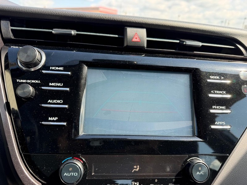 Toyota Camry Vehicle Full-screen Gallery Image 19