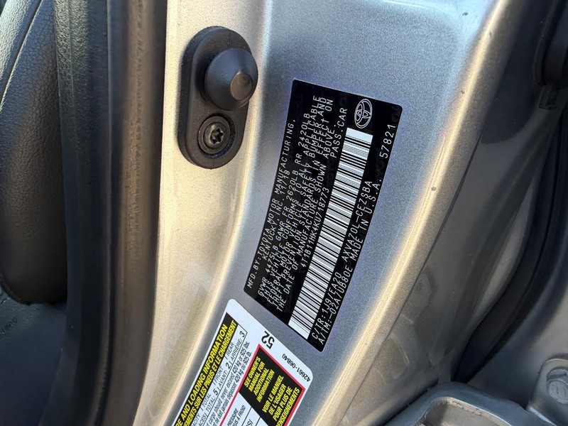 Toyota Camry Vehicle Full-screen Gallery Image 20