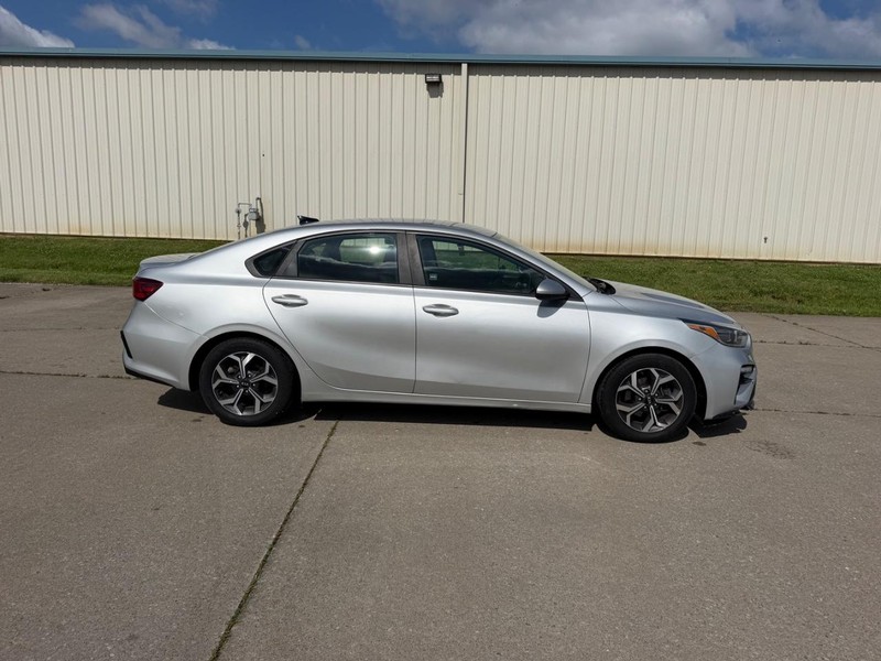 Kia Forte Vehicle Full-screen Gallery Image 2