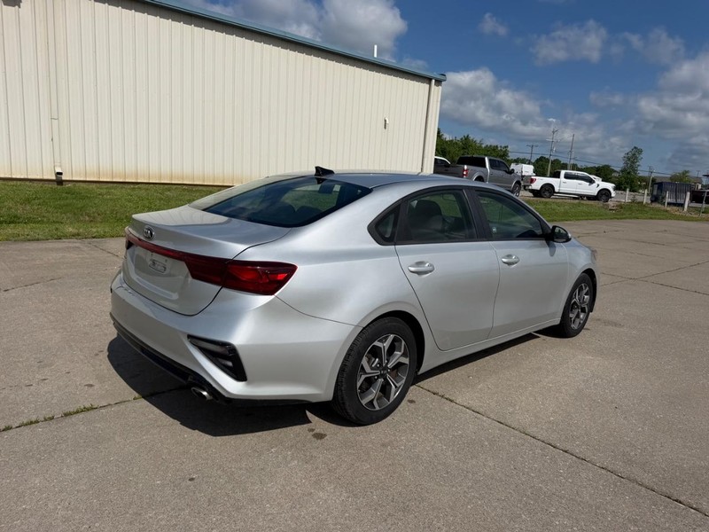 Kia Forte Vehicle Full-screen Gallery Image 3