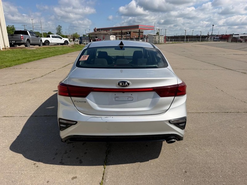 Kia Forte Vehicle Full-screen Gallery Image 4