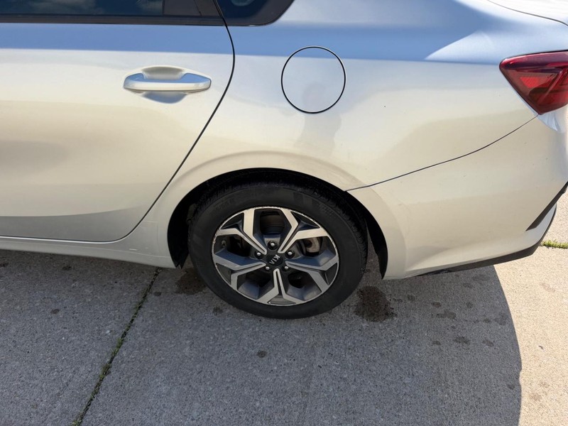 Kia Forte Vehicle Full-screen Gallery Image 5