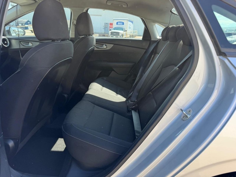 Kia Forte Vehicle Full-screen Gallery Image 6