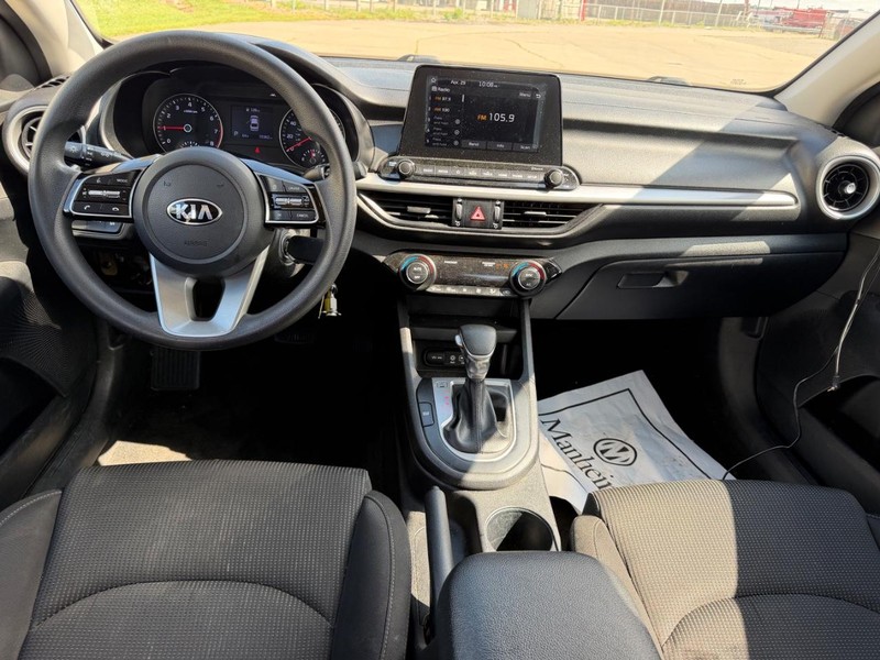 Kia Forte Vehicle Full-screen Gallery Image 7