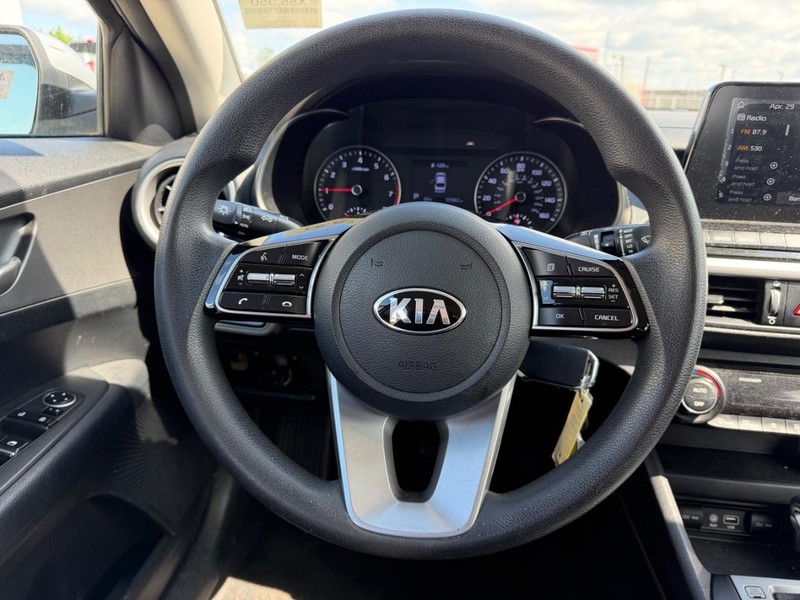 Kia Forte Vehicle Full-screen Gallery Image 8