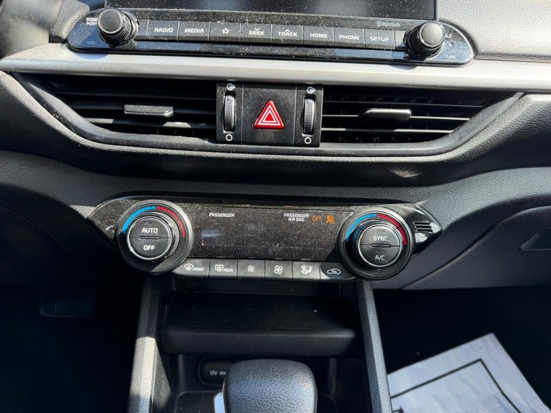 Kia Forte Vehicle Full-screen Gallery Image 12