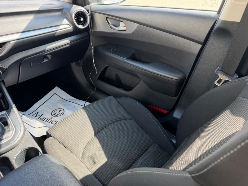 Kia Forte Vehicle Full-screen Gallery Image 14