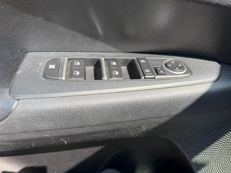 Kia Forte Vehicle Full-screen Gallery Image 15